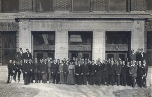 People in front of the new Laboratory of Physics